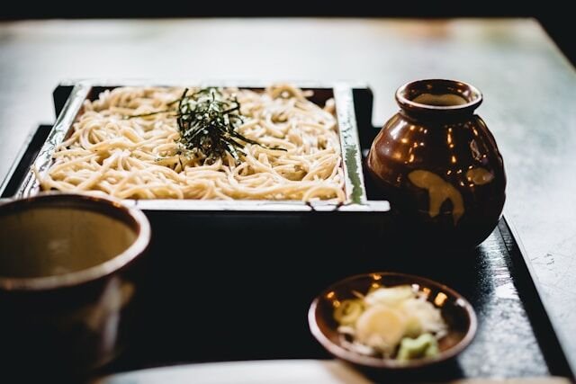 なんでパスタとかラーメンとかには色んな味があるのにそばは醤油味しかないんやろ