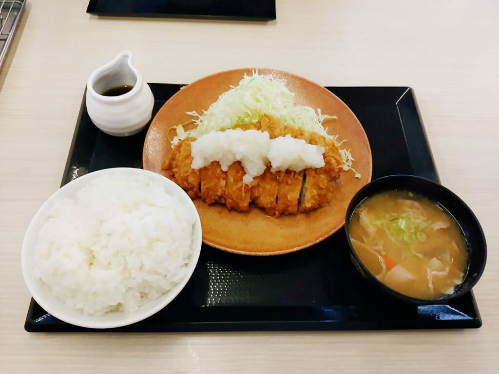 【画像】「おろしかつ定食」とかいう誰が食べてるのか謎な定食