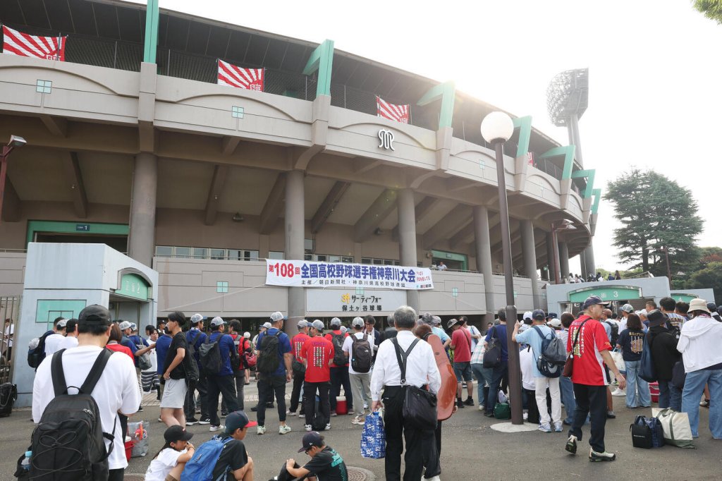 【衝撃】横浜－東海大相模、地方大会5回戦で徹夜組含む3200人の1キロ行列ｗｗｗｗｗｗｗｗｗｗ