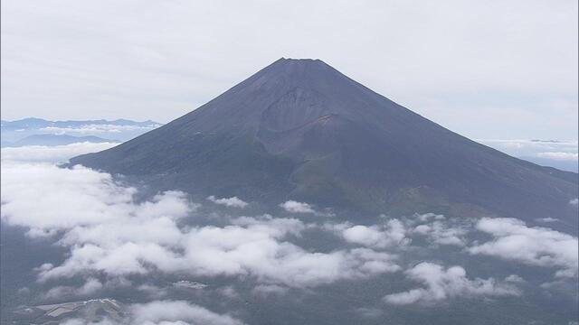 「心が折れた」。富士山で山岳救助隊や消防の救急隊が変わりばんこに背負って降ろす