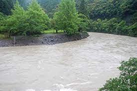 河原でキャンプしていた時に雨が降り、川の水位が上昇して最初は陸だった場所が川に変わった。間一髪で逃げ出せたのがほんとに怖かった。