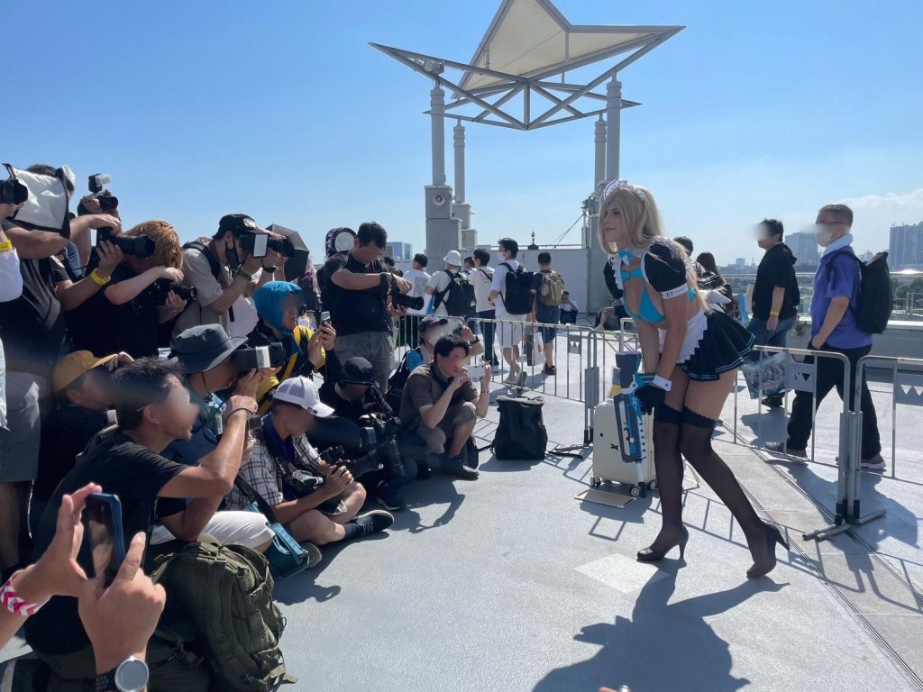 【動画あり】白人コスプレイヤーにコミケ民群がるｗｗｗｗｗｗ