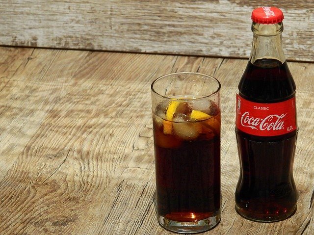 コーラは瓶がうまいって通ぶったやつがいうけどプラシーボだよな