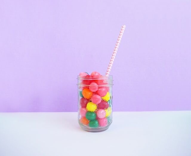 駄菓子でめっちゃカラフルで細いビニールに入った押し固められた白い粉みたいなのあるじゃん