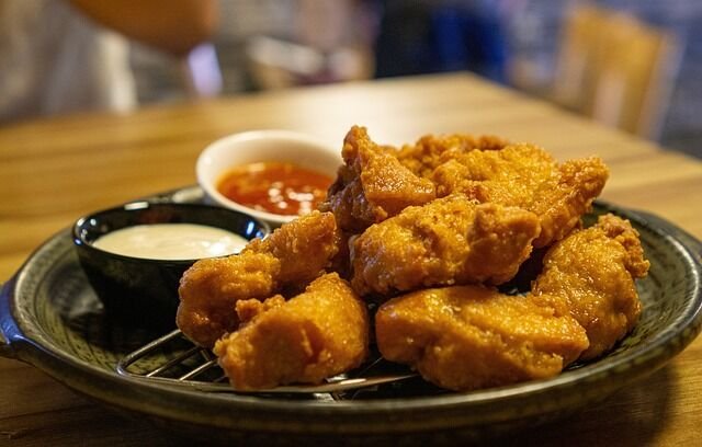 鶏の唐揚げ＋ごはん＋汁物＋◯◯◯←理想的な一品