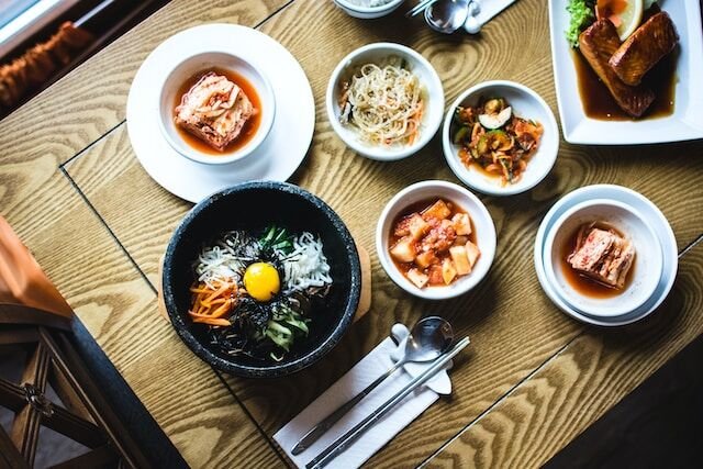 中国料理屋「ふんふ〜ん何頼もっかな〜」韓国料理屋「やっべ石焼ピピンパしか食うもんねえ」